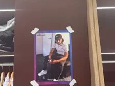 Cười bò với trò đùa ‘đào mộ’ ảnh cũ của đồng đội dành cho sao Man United Joshua Zirkzee