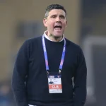 HLV Ninh Bình 'nổi điên' với trọng tài Malaysia: 'Đến đây phá hỏng trận đấu, là nỗi hổ thẹn!' 1