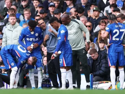 HLV Liam Rosenior ‘đau lòng’ chỉ ra điểm yếu chí mạng của Chelsea sau trận thua Man City