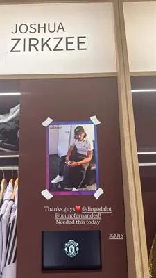 Cười bò với trò đùa 'đào mộ' ảnh cũ của đồng đội dành cho sao Man United Joshua Zirkzee 1