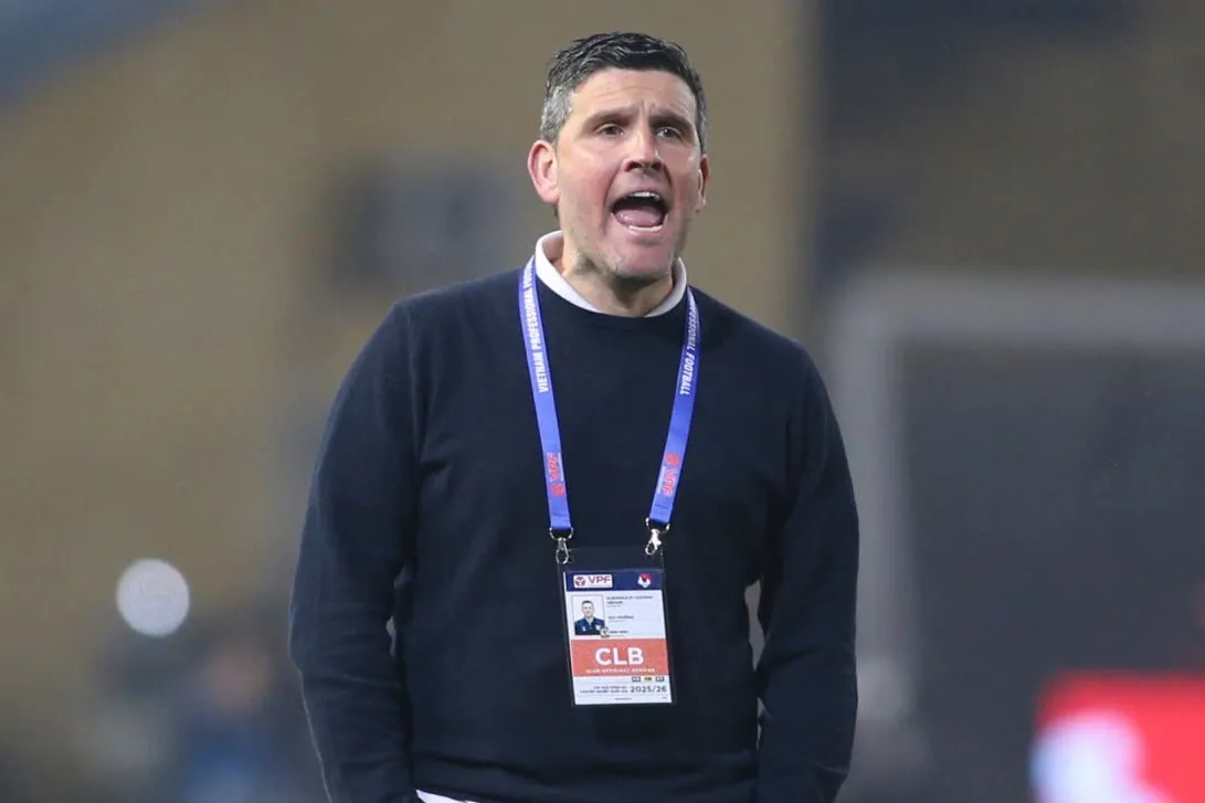 HLV Ninh Bình Gerard Albadalejo chỉ trích trọng tài Malaysia HLV Ninh Binh Gerard Albadalejo chi trich trong tai Malaysia