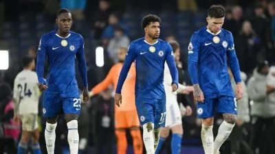 HLV Rosenior 'nổi điên' vì bàn thua gây tranh cãi, Chelsea để tuột chiến thắng trong tay trước Leeds 1