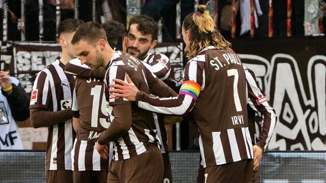 St Pauli đang trong cuộc chiến trụ hạng cam go St Pauli đang trong cuộc chiến trụ hạng cam go