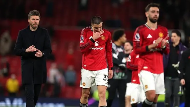 MU để thua Leeds United với tỷ số 1-2 trên sân nhà. MU de thua Leeds United voi ty so 1-2 tren san nha.